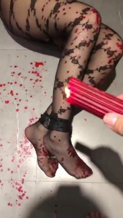 【重磅强推 ️性奴人妻】奴性十足的骚浪贱『丝欣Mm』舔脚滴蜡口交啪啪 新婚大红床上被主人后入 撞击肥臀一颤一颤 截图2