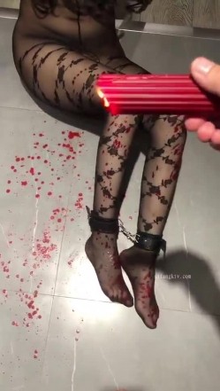【重磅强推 ️性奴人妻】奴性十足的骚浪贱『丝欣Mm』舔脚滴蜡口交啪啪 新婚大红床上被主人后入 撞击肥臀一颤一颤 截图5