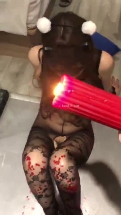 【重磅强推 ️性奴人妻】奴性十足的骚浪贱『丝欣Mm』舔脚滴蜡口交啪啪 新婚大红床上被主人后入 撞击肥臀一颤一颤 截图14