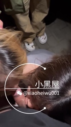 最新流出新时代网黄V信推特人气调教大咖xiaoheiwu私拍，多位极品小姐姐啪啪露出野战调教各种花样完整版 截图15