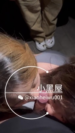 最新流出新时代网黄V信推特人气调教大咖xiaoheiwu私拍，多位极品小姐姐啪啪露出野战调教各种花样完整版 截图16