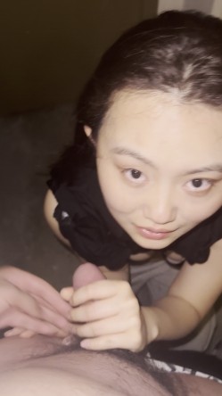 北京石景山第四位女主，被逼着喝尿，女主都哭了，口交达人上线，口活已经炉火纯青，大肉棒用力插进肥美的大屁股 截图1