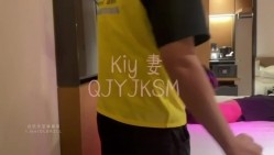 推特西安夫妻主，追求及时行乐的生活「Kiy夫妻」跟老公在酒店做爱，叫了外卖员也加入战场，绿帽老公观战，娇妻贴心为外卖员打飞机 截图2