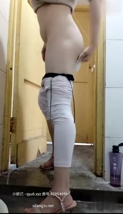 【小阿姨要喷水喷奶啦】韵味少妇刚生完孩子，性欲大，老公又不在身边，买根假鸡巴厕所狂插骚穴，高潮得到满足！ 截图5