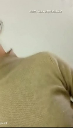 【小阿姨要喷水喷奶啦】韵味少妇刚生完孩子，性欲大，老公又不在身边，买根假鸡巴厕所狂插骚穴，高潮得到满足！ 截图14
