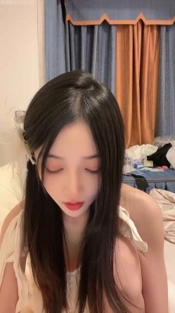 女神校花【小蝴蝶会飞】校花颜值长腿女神 开裆黑丝道具狂插 截图2