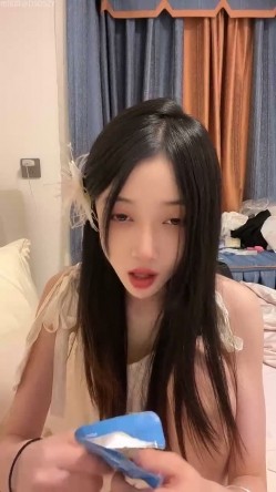 女神校花【小蝴蝶会飞】校花颜值长腿女神 开裆黑丝道具狂插 截图4