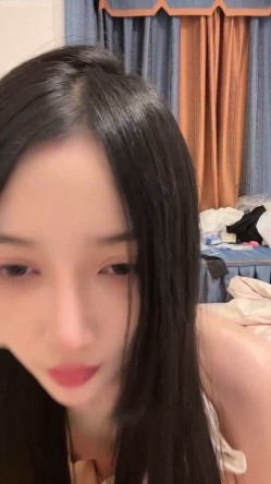 女神校花【小蝴蝶会飞】校花颜值长腿女神 开裆黑丝道具狂插 截图5