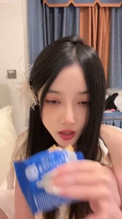女神校花【小蝴蝶会飞】校花颜值长腿女神 开裆黑丝道具狂插 截图6