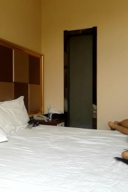 舞蹈系校花胸大屁股有弹性 浴室用自来水玩冰火两重天 真是爽透了 截图10