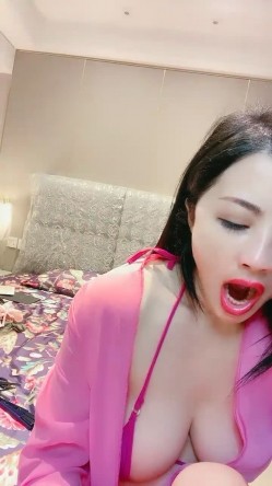 【爆乳女神 ️乳神天下】极品豪乳女神『帕丽丝』09.03 诱惑粉装骚媚欠操 爆乳乱颤 无毛粉穴 穴肉粉粉的 高清源码录制 截图1