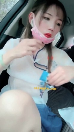 颜值不错苗条小少妇户外车内自慰 情趣装乳夹拨开丁字裤按摩器震动逼逼 截图9