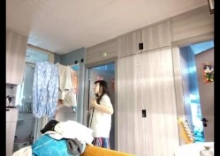 禽兽哥哥用玩具偷拍大一放暑假的妹妹日常换衣服，洗澡。强力推荐 截图2