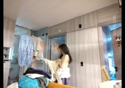 禽兽哥哥用玩具偷拍大一放暑假的妹妹日常换衣服，洗澡。强力推荐 截图3