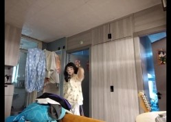 禽兽哥哥用玩具偷拍大一放暑假的妹妹日常换衣服，洗澡。强力推荐 截图7
