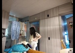 禽兽哥哥用玩具偷拍大一放暑假的妹妹日常换衣服，洗澡。强力推荐 截图9