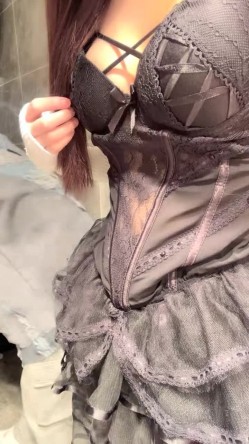 极品尤物美少女！卫生间和男友玩！性感情趣装，吊带黑丝袜，一顿扣穴舔奶，坐在马桶上骑乘抽插，妹妹非常骚 截图3