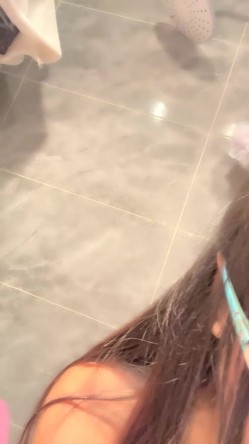 极品尤物美少女！卫生间和男友玩！性感情趣装，吊带黑丝袜，一顿扣穴舔奶，坐在马桶上骑乘抽插，妹妹非常骚 截图16