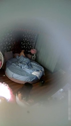 周末清纯漂亮大学生美女甘愿做小三校外开房约会小老板中年大叔全程主动出击女上位连干2炮 截图3