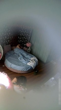 周末清纯漂亮大学生美女甘愿做小三校外开房约会小老板中年大叔全程主动出击女上位连干2炮 截图4