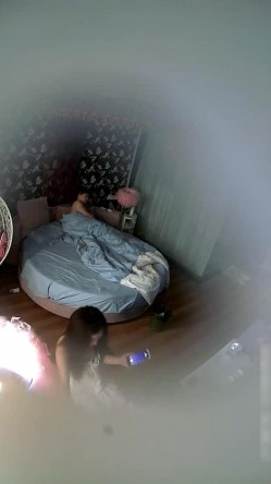周末清纯漂亮大学生美女甘愿做小三校外开房约会小老板中年大叔全程主动出击女上位连干2炮 截图5