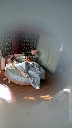 周末清纯漂亮大学生美女甘愿做小三校外开房约会小老板中年大叔全程主动出击女上位连干2炮 截图13