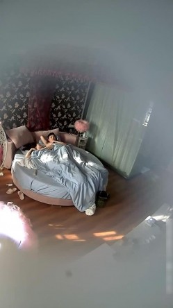 周末清纯漂亮大学生美女甘愿做小三校外开房约会小老板中年大叔全程主动出击女上位连干2炮 截图14