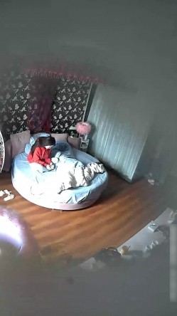 周末清纯漂亮大学生美女甘愿做小三校外开房约会小老板中年大叔全程主动出击女上位连干2炮 截图15