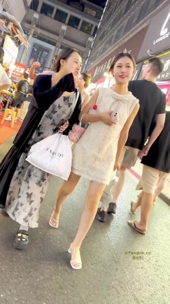 【KFC】身材不错少妇和老公逛街·牛仔长裙下穿着紫色骚窄内 可爱少妇和闺蜜逛街·长裙白色无痕内前后CD 截图5