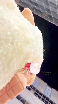 【KFC】身材不错少妇和老公逛街·牛仔长裙下穿着紫色骚窄内 可爱少妇和闺蜜逛街·长裙白色无痕内前后CD 截图7