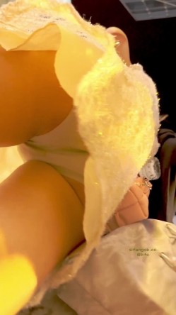 【KFC】身材不错少妇和老公逛街·牛仔长裙下穿着紫色骚窄内 可爱少妇和闺蜜逛街·长裙白色无痕内前后CD 截图9