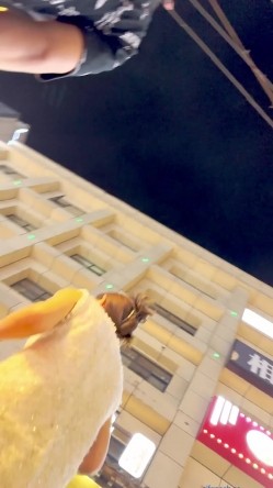 【KFC】身材不错少妇和老公逛街·牛仔长裙下穿着紫色骚窄内 可爱少妇和闺蜜逛街·长裙白色无痕内前后CD 截图12