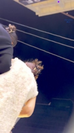 【KFC】身材不错少妇和老公逛街·牛仔长裙下穿着紫色骚窄内 可爱少妇和闺蜜逛街·长裙白色无痕内前后CD 截图15