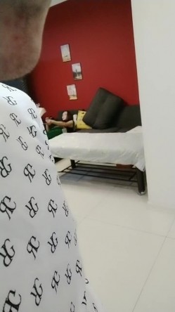 爆草风韵犹存的老妈，丝袜高跟露脸淫声荡语互动情趣听指挥，揉奶玩逼肛门拉珠玩弄，无套爆草，直接内射中出 截图2