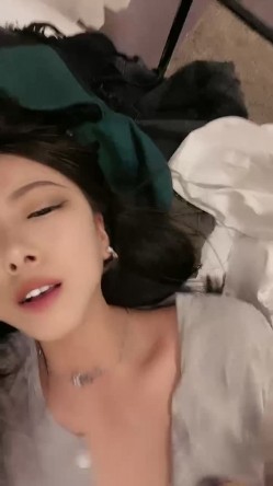 车模下海漂亮小姐姐！抓屌插嘴怼骚穴！主动骑乘位扭动细腰，打桩机爆插，第一视角后入 截图2