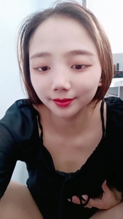 年轻的小老板娘又在店里发骚，吧台内漏出骚逼诱惑狼友，跟小哥激情啪啪深喉口交舔逼玩弄，无套抽插口爆吞精 截图2