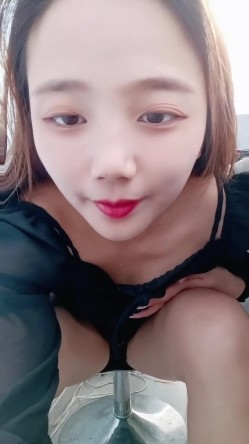 年轻的小老板娘又在店里发骚，吧台内漏出骚逼诱惑狼友，跟小哥激情啪啪深喉口交舔逼玩弄，无套抽插口爆吞精 截图3