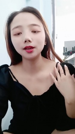 年轻的小老板娘又在店里发骚，吧台内漏出骚逼诱惑狼友，跟小哥激情啪啪深喉口交舔逼玩弄，无套抽插口爆吞精 截图7