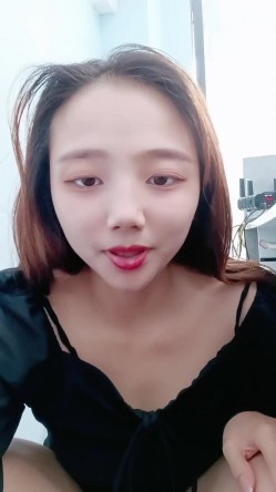 年轻的小老板娘又在店里发骚，吧台内漏出骚逼诱惑狼友，跟小哥激情啪啪深喉口交舔逼玩弄，无套抽插口爆吞精 截图8