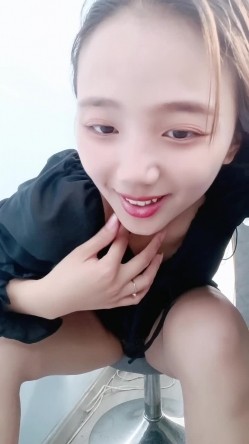年轻的小老板娘又在店里发骚，吧台内漏出骚逼诱惑狼友，跟小哥激情啪啪深喉口交舔逼玩弄，无套抽插口爆吞精 截图9