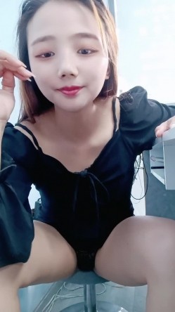 年轻的小老板娘又在店里发骚，吧台内漏出骚逼诱惑狼友，跟小哥激情啪啪深喉口交舔逼玩弄，无套抽插口爆吞精 截图11