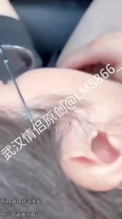 多人淫乱盛宴『027武汉情侣(LM_8866)』两个小母狗脸对脸被单男多人前后输出 极度淫骚 截图1