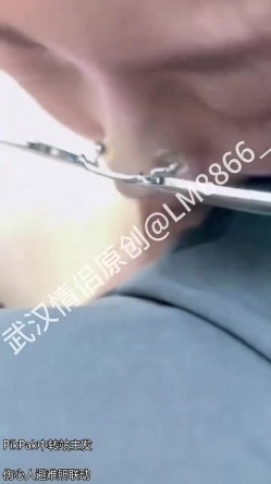 多人淫乱盛宴『027武汉情侣(LM_8866)』两个小母狗脸对脸被单男多人前后输出 极度淫骚 截图4