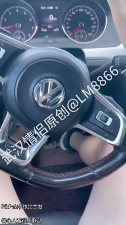 多人淫乱盛宴『027武汉情侣(LM_8866)』两个小母狗脸对脸被单男多人前后输出 极度淫骚 截图7