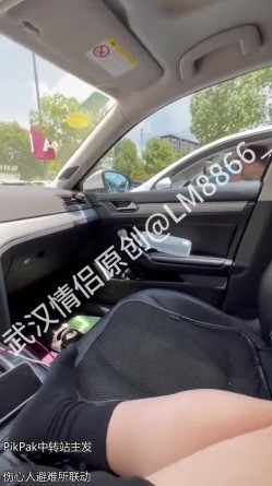 多人淫乱盛宴『027武汉情侣(LM_8866)』两个小母狗脸对脸被单男多人前后输出 极度淫骚 截图9