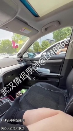 多人淫乱盛宴『027武汉情侣(LM_8866)』两个小母狗脸对脸被单男多人前后输出 极度淫骚 截图10