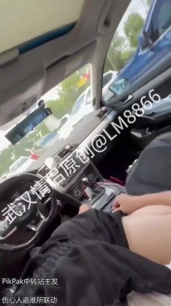 多人淫乱盛宴『027武汉情侣(LM_8866)』两个小母狗脸对脸被单男多人前后输出 极度淫骚 截图14