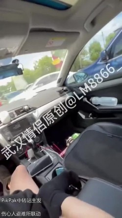 多人淫乱盛宴『027武汉情侣(LM_8866)』两个小母狗脸对脸被单男多人前后输出 极度淫骚 截图15