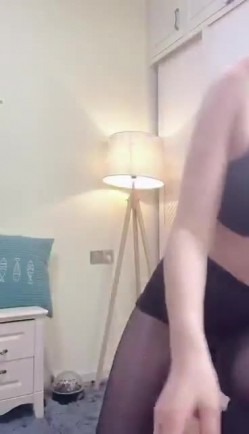 抖音漂亮少妇【温柔】搔首弄姿，情趣裸舞，私定榜一掰逼自慰，道具插穴 截图5