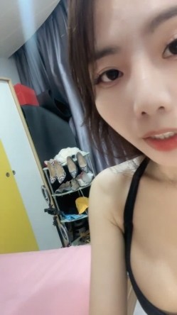 极品尤物性感女神！包臀裙顶级美腿！跪在地上吃屌，口活一级棒，穿着靴子抬腿侧入，骑乘位深插骚逼 截图1